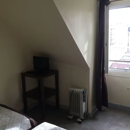 Au Royal Mad 3* Париж